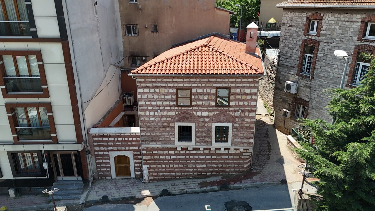 Fatih’te Asırlık Mektep Yeniden ayağa kaldırıldı