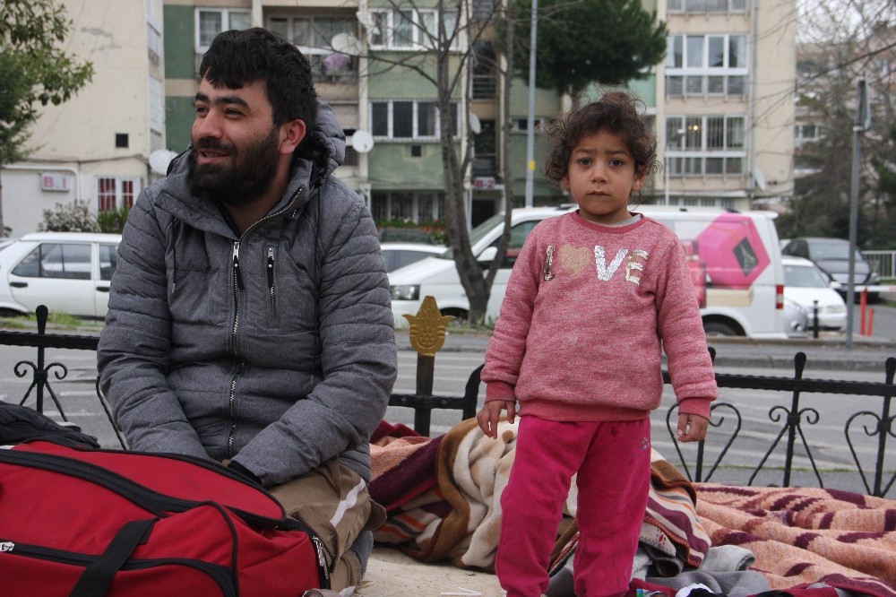 Fatih’te bekleyen mülteciler geceyi çimlerin üzerinde geçirdi 