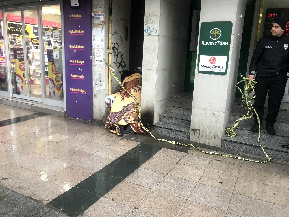 Fatih’te bir kişi kaldırımda donarak öldü 