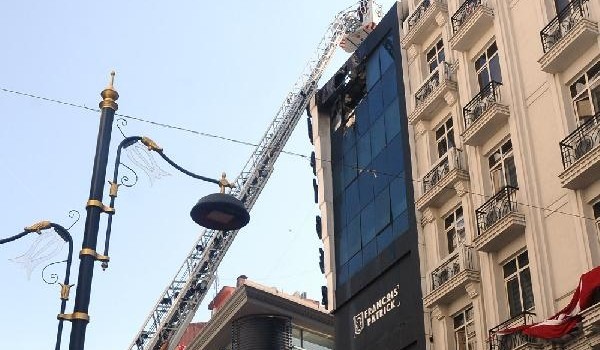 Fatih'te bir tekstil atölyesinde yangın çıktı