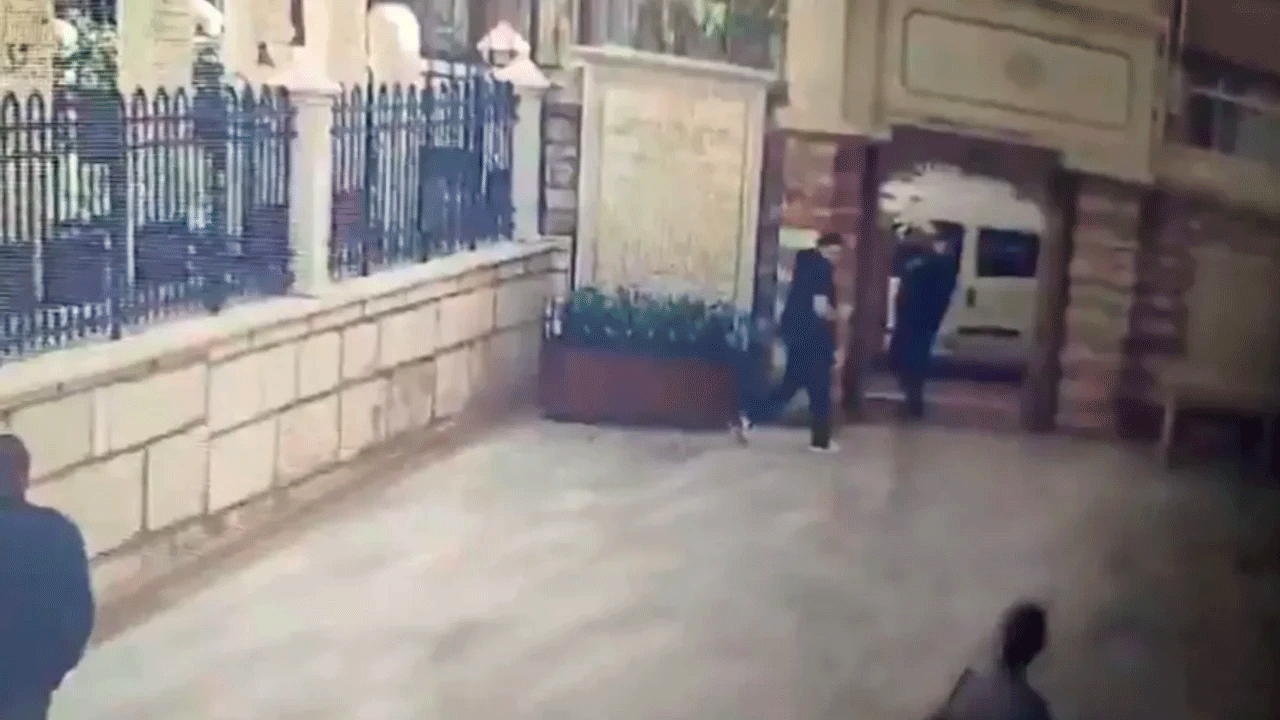 Fatih'te cami avlusundan silahla havaya peş peşe ateş açtı