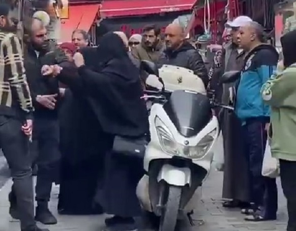 Fatih'te çarşaflı kadın böyle darp edildi