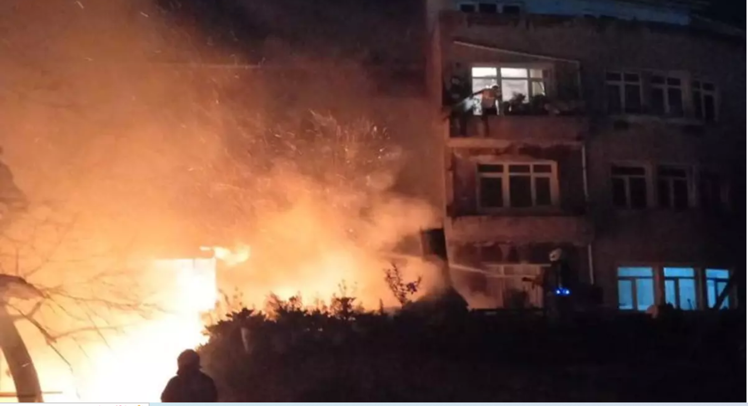 Fatih'te depoda başlayarak binaya sıçrayan yangın söndürüldü