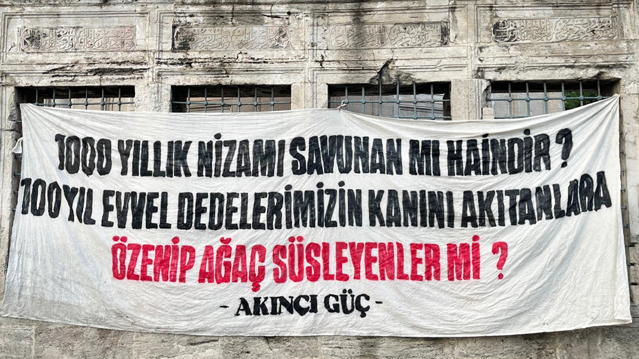 Fatih’te Dikkat Çeken Afiş: 