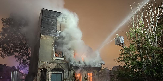 Fatih’te evsizlerin yaşadığı 2 katlı metruk binada yangın