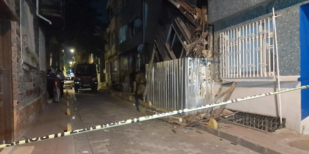 Fatih'te iki katlı ahşap bina çöktü