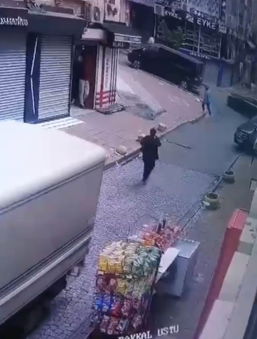 Fatih'te kadın kamyonetin altında metrelerce sürüklendi!