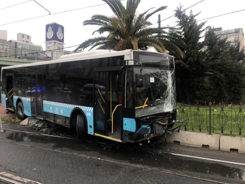 Fatih’te kontrolden çıkan otobüs tramvay yoluna girdi: Seferler durdu 