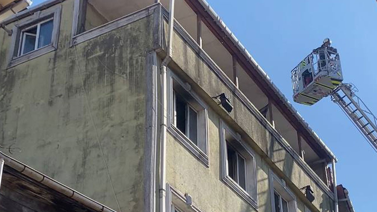 Fatih'te korku dolu anlar! Alevler binayı sardı