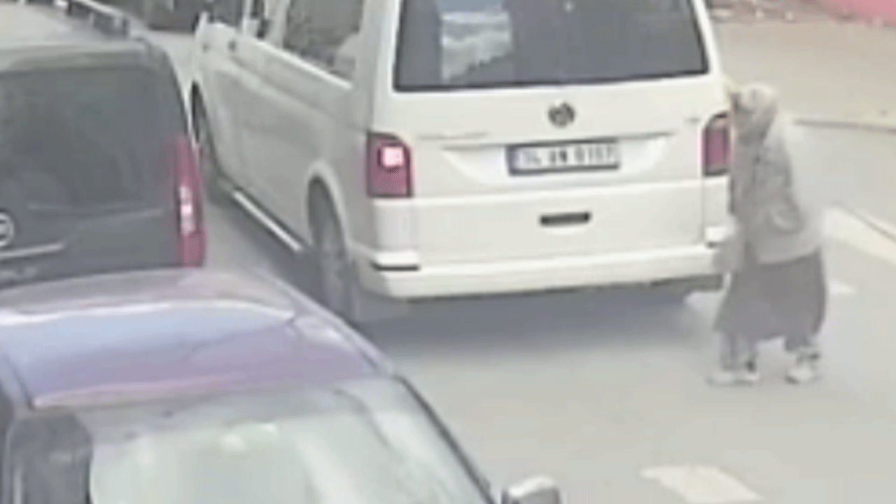 Fatih'te korkunç kaza: Ticari araç yaşlı kadını altına aldı!