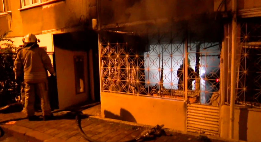 Fatih'te korkunç yangın: Canlarını zor kurtardılar