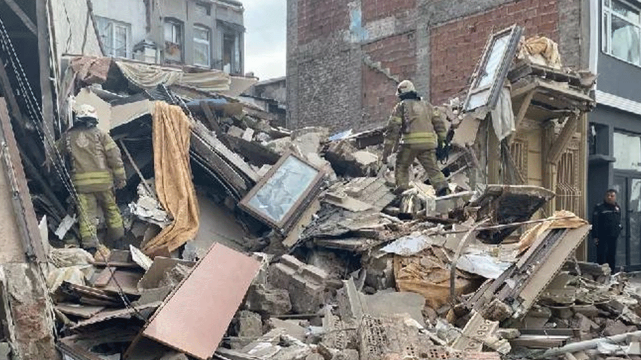 Fatih’te korkutan çökme! Metruk binada arama çalışmaları sürüyor