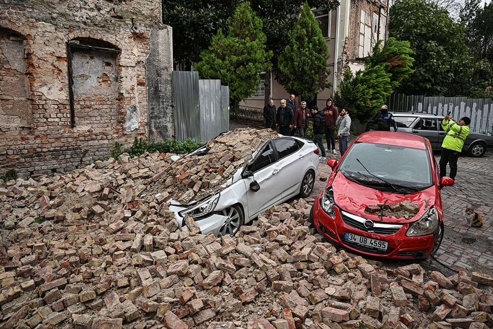 Fatih'te metruk bina çöktü! 2 otomobil kullanılamaz hale geldi! İşte o görüntüler