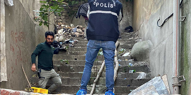 Fatih'te metruk binada evsizler ihbar etti! Çöplerin altından fışkırdı