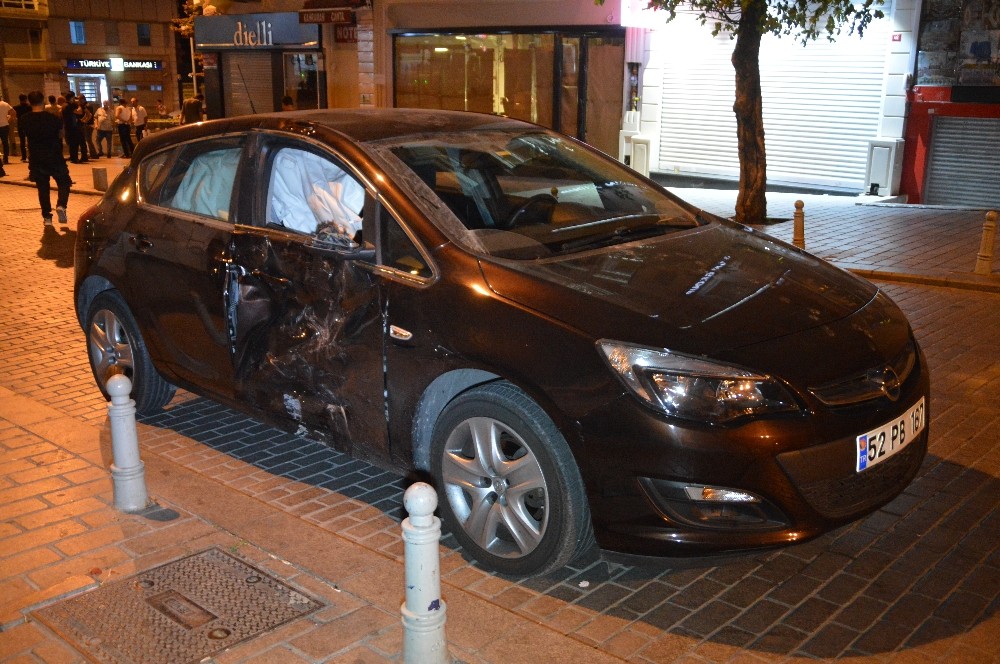 Fatih’te motosiklet ile otomobil çarpıştı, 1 kişi öldü, 1 kişi ağır yaralandı 