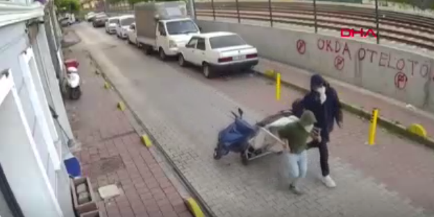 Fatih'te motosikleti el arabasına yükleyerek çalan şüpheliler kamerada
