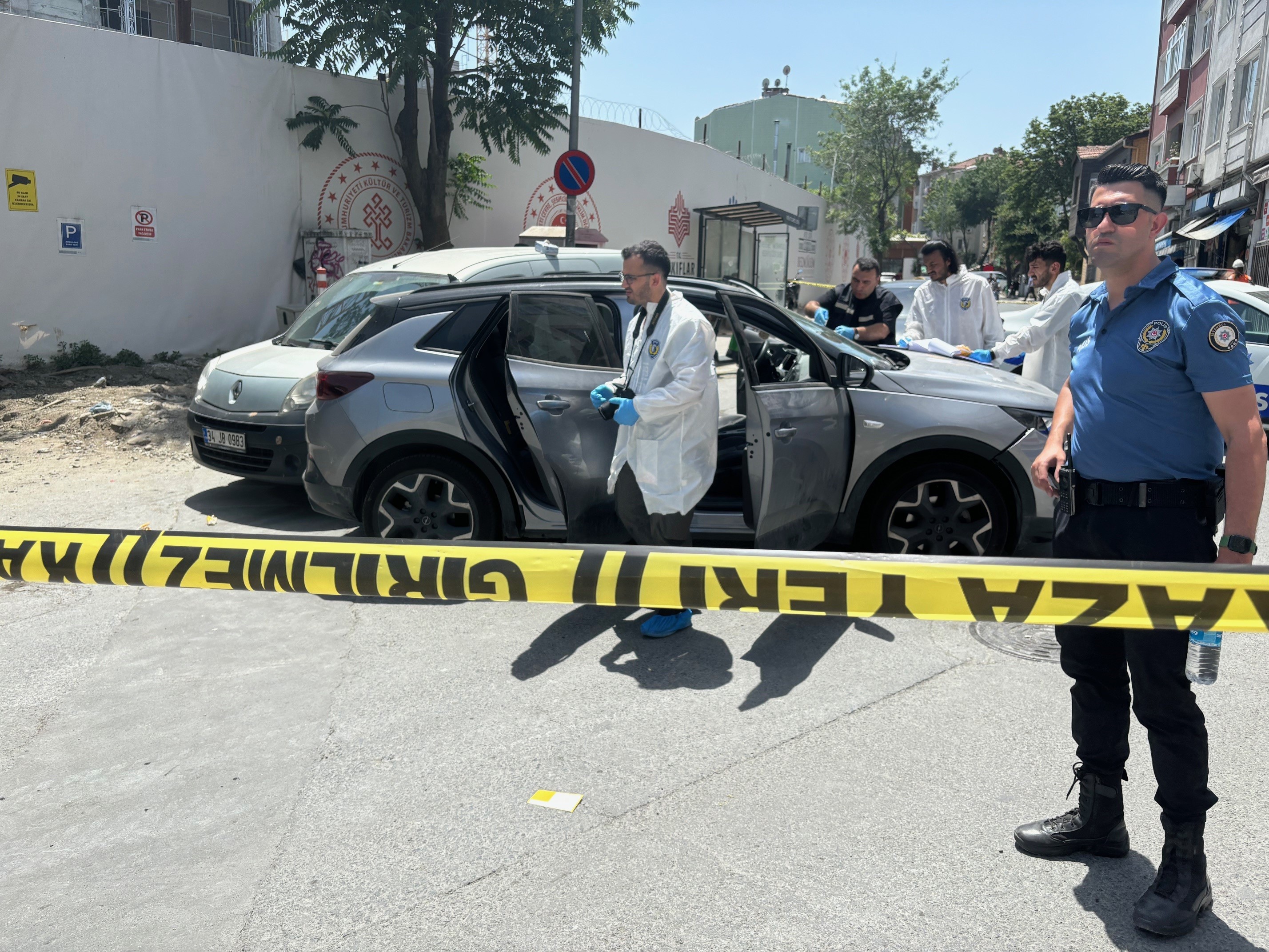 Fatih'te öğretmene silahlı saldırı: Aracına defalarca ateş açıldı