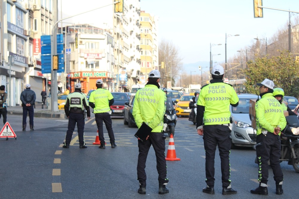 Fatih’te, okulların ilk günü servisler denetlendi 