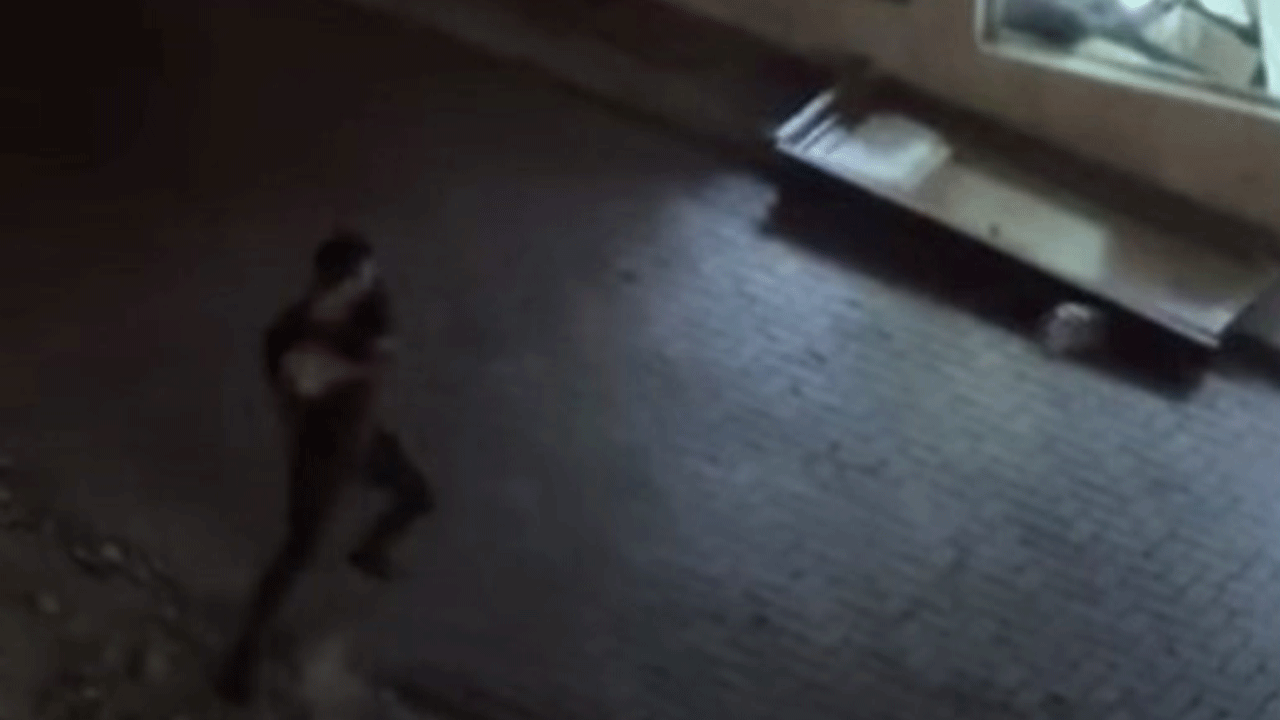 Fatih'te olaylı gece: Taşla camı çerçeveyi indirdi!