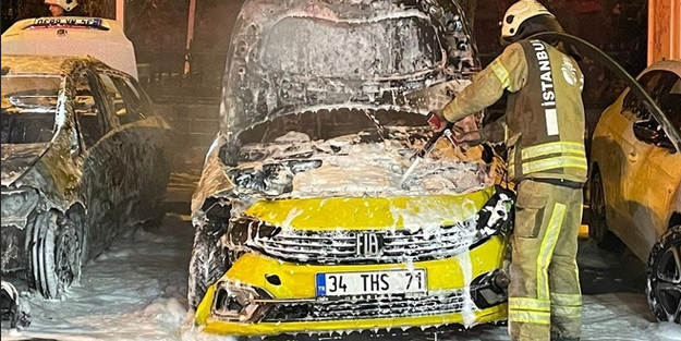 Fatih'te park halindeki 2 otomobil yandı!