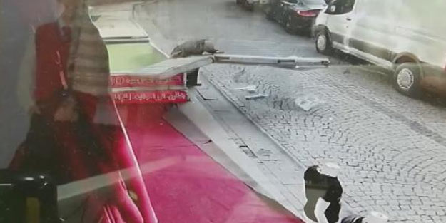 Fatih'te reklam tabelası yaşlı adamın üzerine düştü