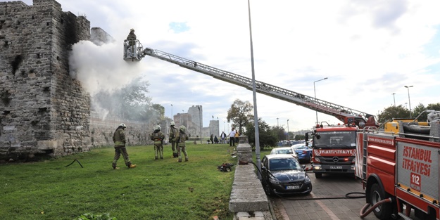 Fatih'te tarihi kara surlarında yangın! Hasar oluştu
