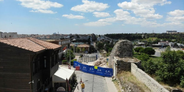 Fatih'te tarihi surlar çöktü