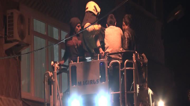 Fatih'te yangında mahsur kalan 10 kişiyi itfaiye kurtardı