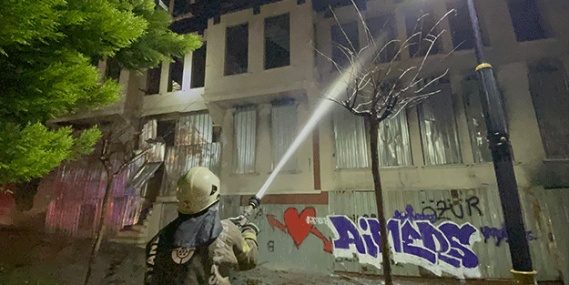 Fatih'teki tarihi bina alevlere teslim oldu