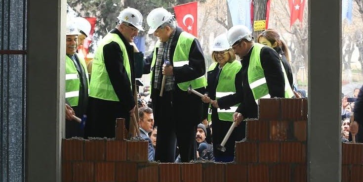 Fatma Şahin AVM yıkımı için ilk balyozu vurdu