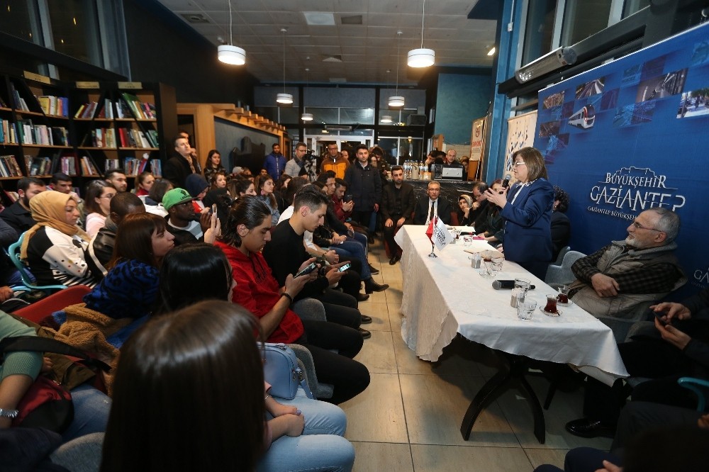 Fatma Şahin, kitap kafede gençlerle buluştu 