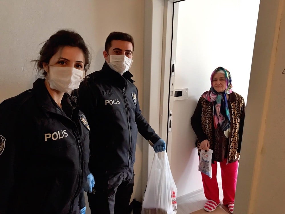 Fatma teyze, Vefa Sosyal Destek Grubu’na dakikalarca 