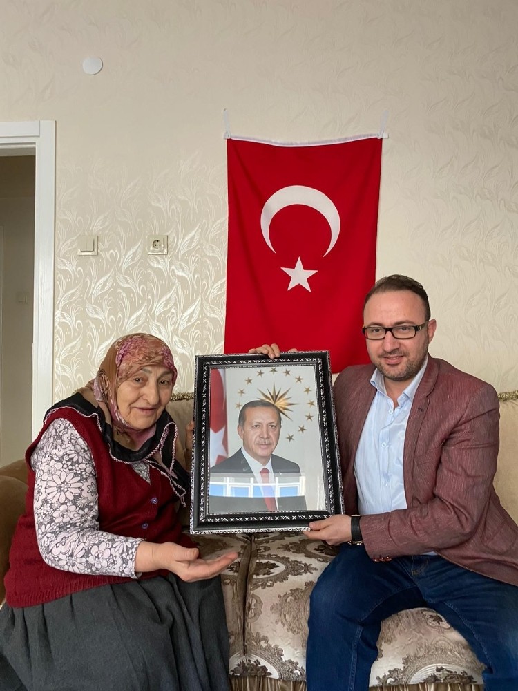 Fatma Teyzeye Erdoğan’ın tablosu hediye edildi 