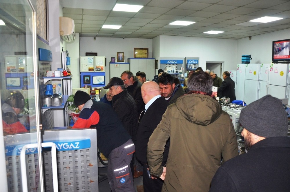 Fatsa’da doğalgaz kesilince vatandaşlar tüpçülerde uzun kuyruklar oluşturdu 