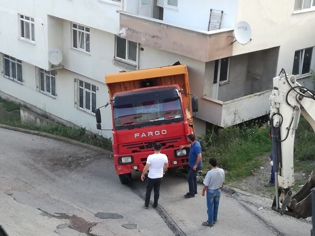 Fatsa’da hafriyat kamyonu eve girdi 