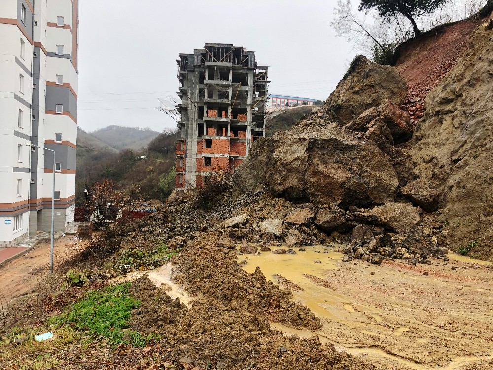 Fatsa’da korkutan heyelan 