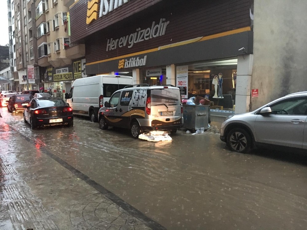 Fatsa’da sağanak yağış etkili oldu, yollar göle döndü 
