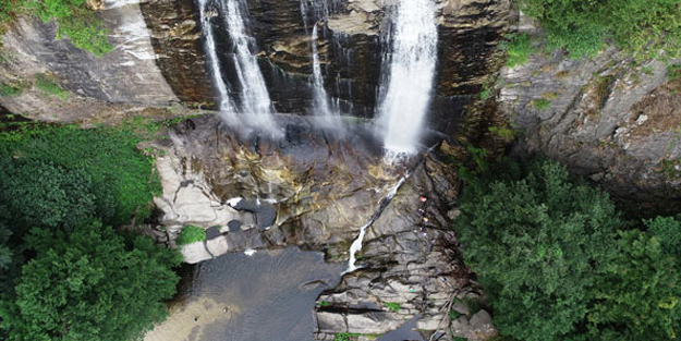 Fay hattının çökmesiyle oluşan şelale turistleri büyülüyor
