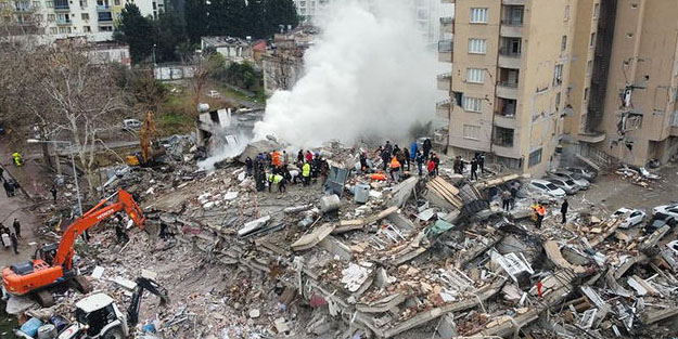 Fay hattının geçtiği alandan korkunç görüntüler! Yer ortadan ikiye ayrıldı