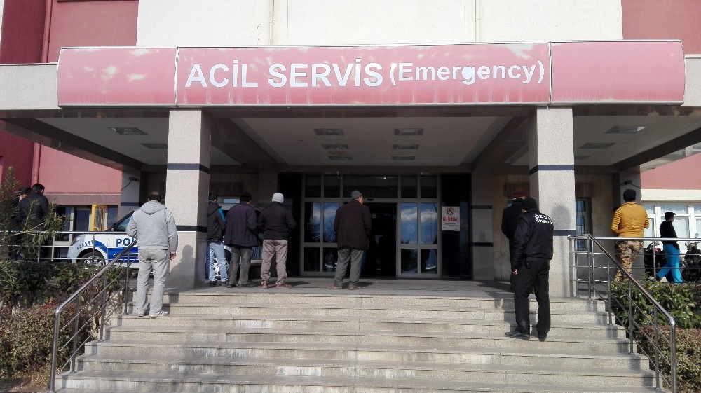 Fayans döşerken elindeki bıçakla yaralandı 