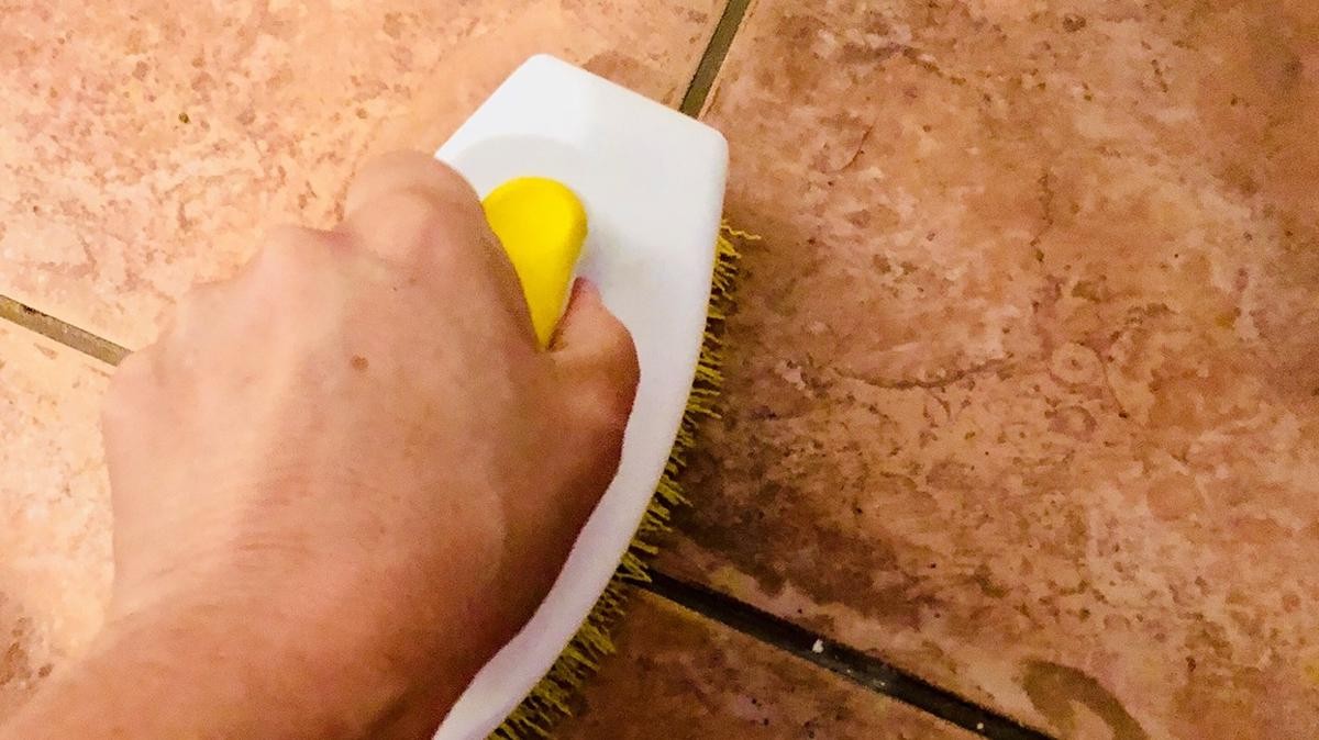 Fayans temizlemenin basit yolu! Derz aralarını tertemiz yapan karışım...