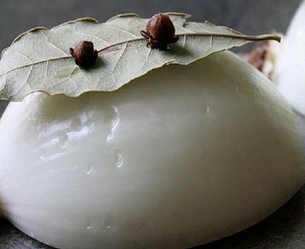 Faydasını duyduğunuzda inanamayacaksınız! Bakın soğanın üzerine karanfil yerleştirdiğinizde neler oluyor