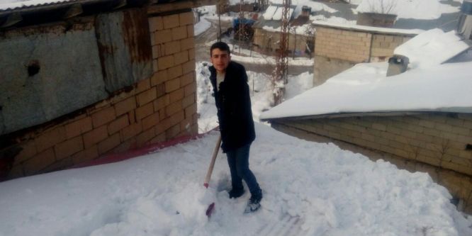 Çatılarda kar temizliği devam ediyor!
