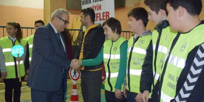 Çocuk polisler görev başında!