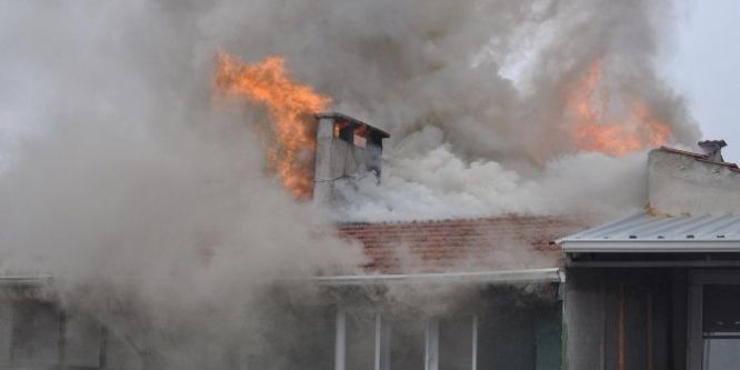 Çatıda çıkan yangın paniğe yol açtı
