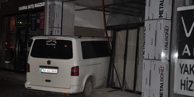 Minibüsüyle tadilattaki dükkanın camından içeri girdi