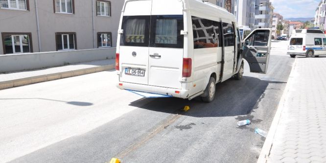 Minibüsün çarptığı küçük çocuk hayatını kaybetti