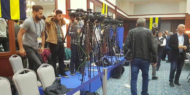 F.Bahçe yönetiminin kararını beğenmeyen gazeteciler salonu terk etti!