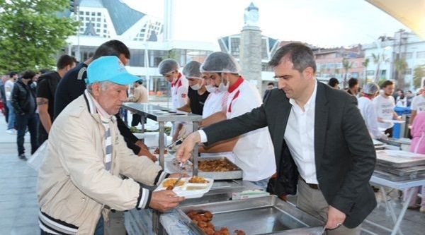 İftar yemeklerini Başkan Yemenici dağıttı