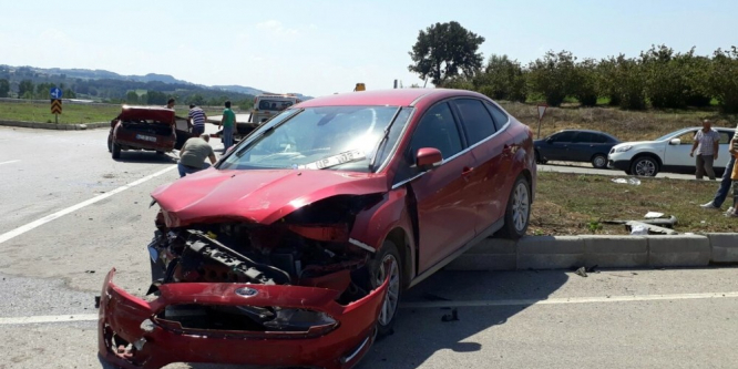 Kavşakta iki otomobil çarpıştı: 4 yaralı